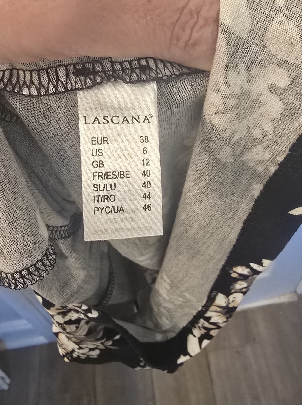 Lascana NWT Women's Black Floral V-Neck Shorts Jumper, Pockets, Size 6 (#7) - Picture 11 of 13